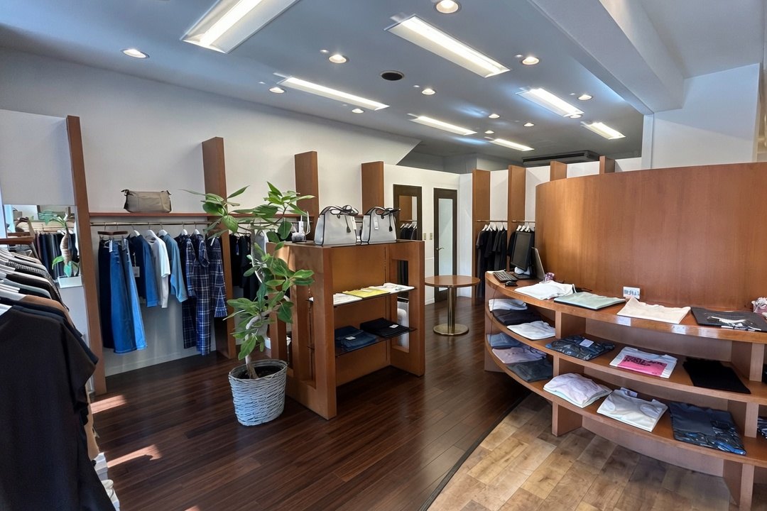 YORK本店の店内。壁面ラックと木の什器が並ぶ売場